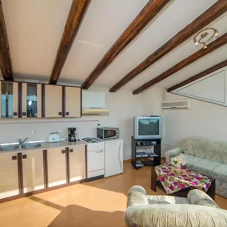 Window Apartment *